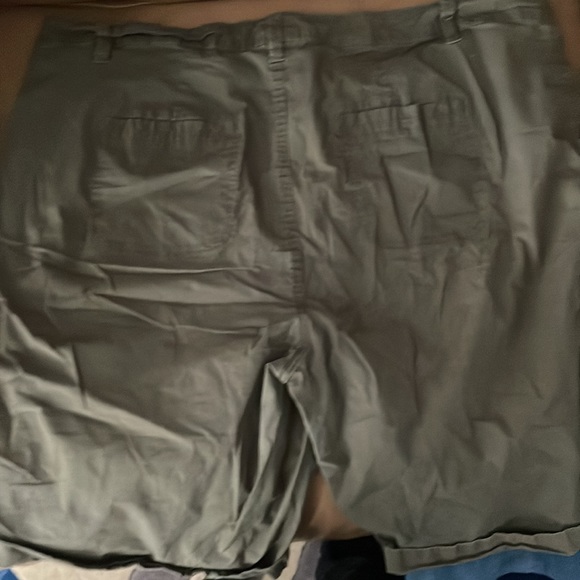 Women’s green cargo style shorts size 20 - Picture 3 of 3